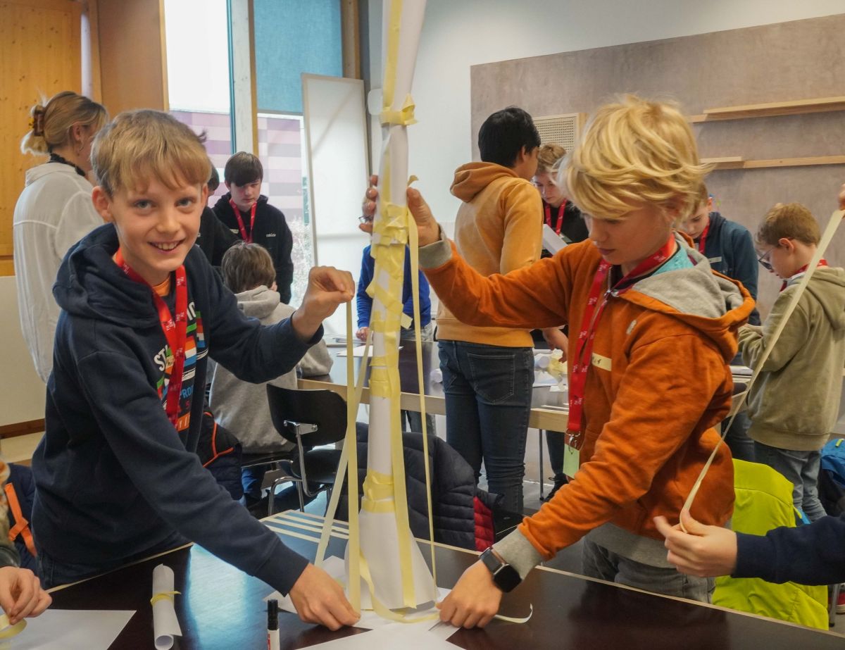 In einem packenden Wettbewerb beim Studiengang Innenarchitektur in Detmold traten die Jungen beim Boysday gegeneinander an, um den Titel für den höchsten und stabilsten Turm zu erringen.
